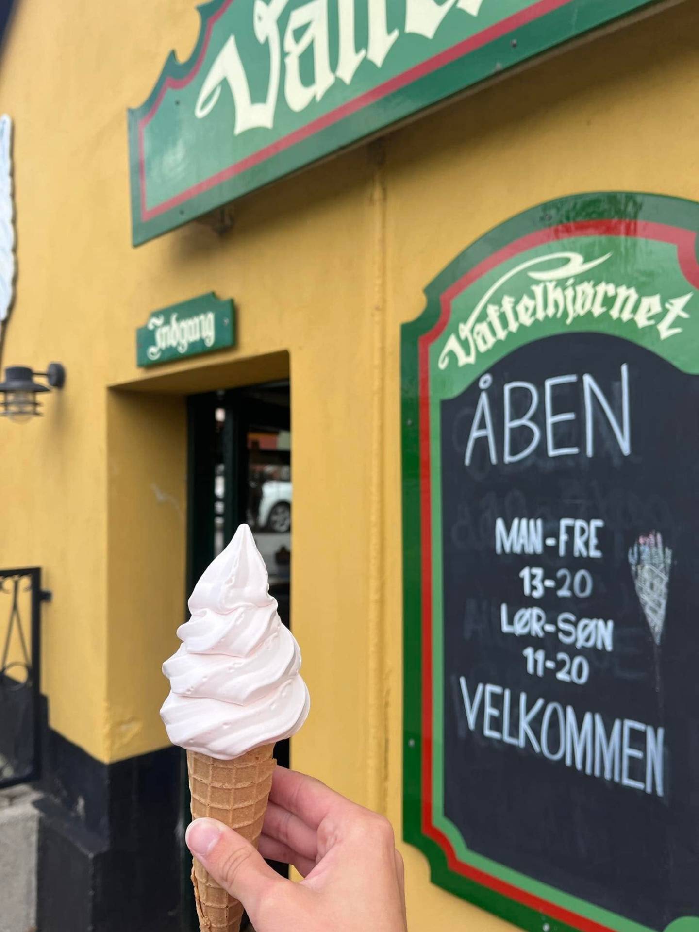 Softice foran åbningstavlen ved indgangen
