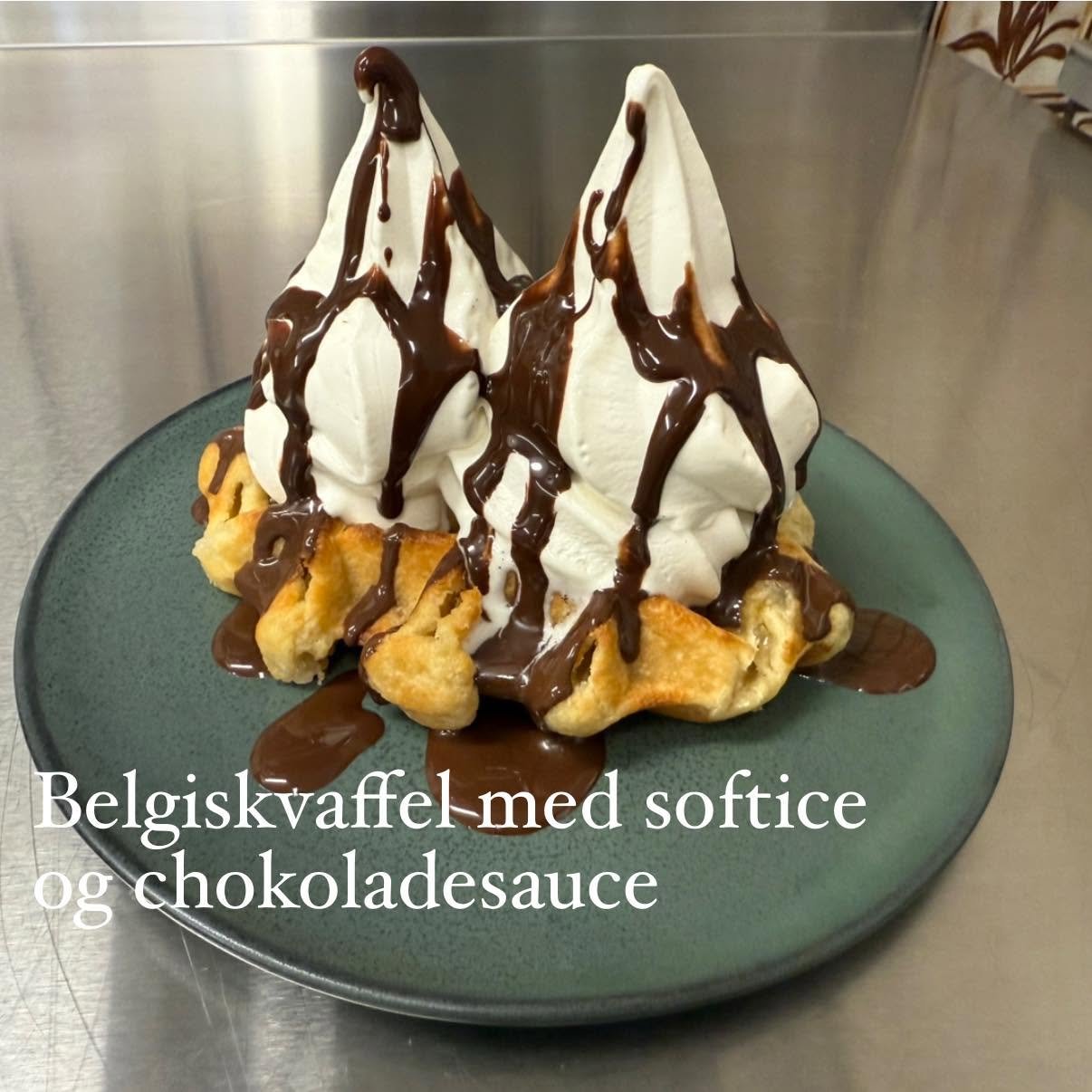 Belgisk vaffel med softice og chokoladesauce