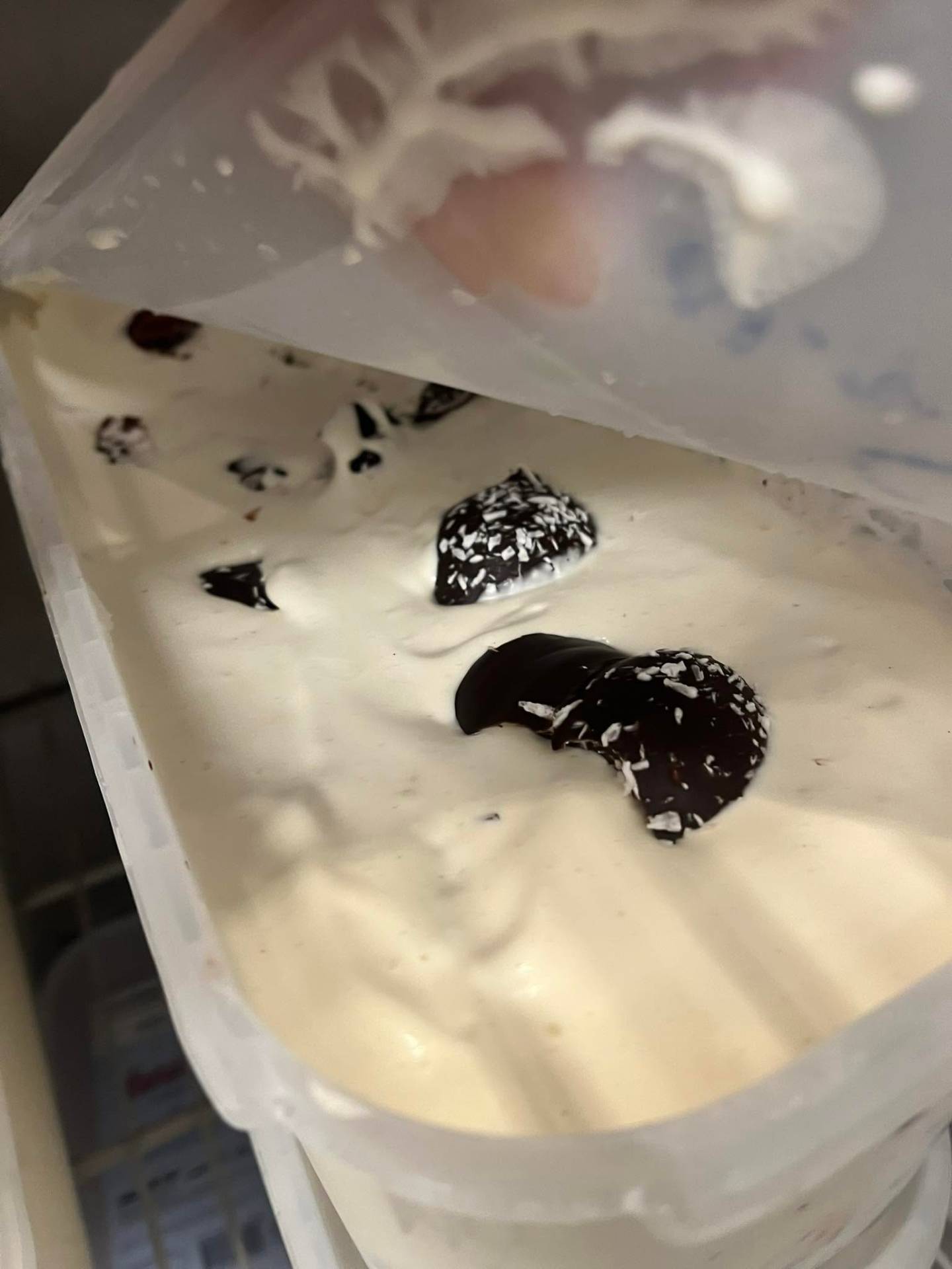 Nærbillede af lakridsguf-is i bakke